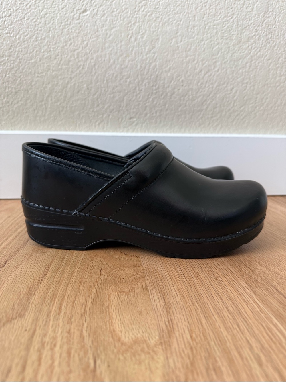 Dansko $145 Professional Clog Black Leather Women's Size 39 | US 8.5-9